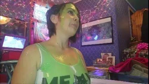 sexy-girl-gets-slimed_2.jpg