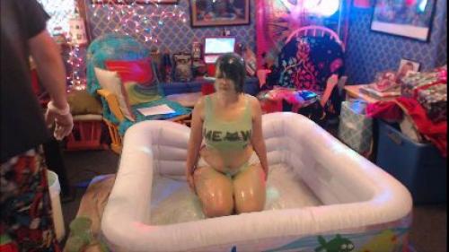 sexy-girl-gets-slimed_8.jpg